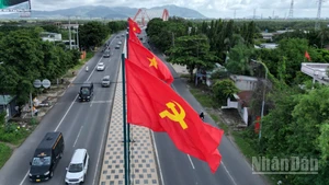 Thành phố Hồ Chí Minh những ngày này rực rỡ cờ hoa, biểu ngữ. Sắc đỏ thiêng liêng của cờ Tổ quốc tung bay trong gió, không chỉ làm bừng sáng diện mạo “siêu đô thị”, mà còn thắp lên trong lòng mỗi người dân niềm tự hào của dân tộc.