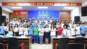 Học sinh tham gia lớp bồi dưỡng AI chụp ảnh lưu niệm cùng các đại biểu.