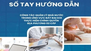 Sổ tay hướng dẫn công tác quản lý đất đai giúp chính quyền cấp tỉnh, cấp xã triển khai hiệu quả các nhiệm vụ khi thực hiện mô hình chính quyền địa phương 2 cấp. (Ảnh: TRƯỜNG GIANG/Báo Nhân Dân)
