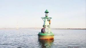 Nhân viên Bảo đảm an toàn hàng hải Đông Bắc Bộ bảo trì báo hiệu hàng hải.
