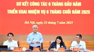 Đồng chí Đỗ Văn Chiến chủ trì hội nghị.