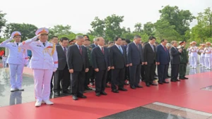 Các đồng chí lãnh đạo, nguyên lãnh đạo Đảng, Nhà nước vào Lăng viếng Chủ tịch Hồ Chí Minh. (Ảnh THẾ ĐẠI)