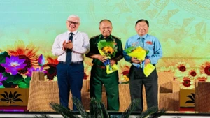 Đồng chí Nguyễn Văn Lợi, Trưởng đoàn Đại biểu Quốc hội Thành phố Hồ Chí Minh tặng hoa tri ân Anh hùng Lực lượng vũ trang Đoàn Văn Thái (đứng giữa) và Anh hùng Lực lượng vũ trang Ngô Tùng Chinh (bên phải).