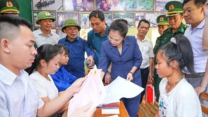 Làm thủ tục cấp bìa hồng cho người Đan Lai tại bản Cò Phạt, xã Môn Sơn. (Ảnh THÀNH CƯỜNG)