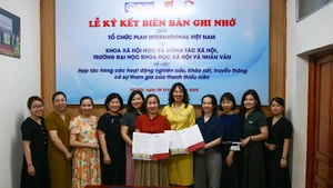 Lễ ký kết Biên bản ghi nhớ hợp tác giữa hai đơn vị. Ảnh: Plan International Việt Nam.