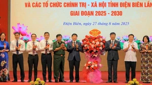Các đồng chí lãnh đạo Tỉnh ủy, Hội đồng nhân dân, Ủy ban nhân dân tỉnh Điện Biên tặng hoa, chúc mừng hội nghị điển hình tiên tiến lần thứ nhất của Ủy ban Mặt trận Tổ quốc Việt Nam và các tổ chức đoàn thể tỉnh Điện Biên.