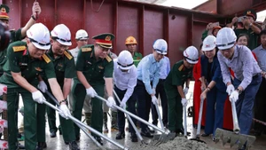 Các đại biểu thực hiện nghi lễ hợp long cầu Phong Châu mới.