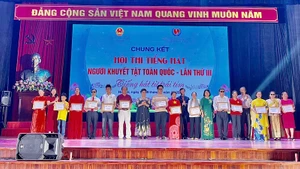 Ban Tổ chức trao giải cho các đoàn đạt giải tại Hội thi Tiếng hát người khuyết tật toàn quốc lần thứ III.