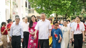 Tổng Bí thư Tô Lâm chụp ảnh lưu niệm cùng thầy cô và học sinh Trường PTCS Nguyễn Đình Chiểu và Trường PTCS Xã Đàn. Ảnh: Thống Nhất /TTXVN
