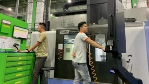Hoạt động sản xuất của doanh nghiệp tại Khu công nghệ cao Hòa Lạc. (Ảnh: HÀ LINH)