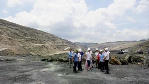 Các chuyên gia UNESCO thẩm định các giá trị địa tầng tại vùng trũng Na Dương, huyện Lộc Bình, tỉnh Lạng Sơn.