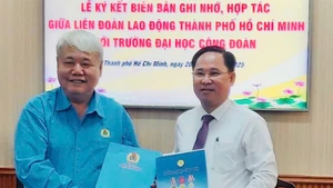 Đồng chí Võ Khắc Thái, Chủ tịch Liên đoàn Lao động thành phố (bên trái) và Phó giáo sư, Tiến sĩ Lê Mạnh Hùng, Hiệu trưởng Trường đại học Công đoàn (bên phải) thực hiện ký kết đào tạo, nâng cao trình độ, kiến thức, kỹ năng cho cán bộ công đoàn Liên đoàn Lao động thành phố.