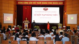 Quang cảnh buổi lễ kết nạp Đảng.
