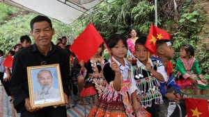 Niềm vui của người dân bản Nặm Chan 1, bản Pơ Mu khi có dòng điện quốc gia về bản.