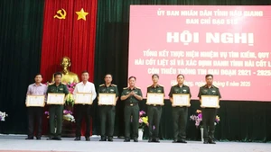 Tặng Bằng khen của Chủ tịch Ủy ban nhân dân tỉnh cho các cá nhân có thành tích xuất sắc trong thực hiện nhiệm vụ tìm kiếm, quy tập hài cốt liệt sĩ.