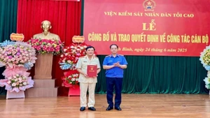 Đồng chí Trần Hải Quân, Phó Viện trưởng Viện Kiểm sát nhân dân tối cao trao Quyết định cho tân Viện trưởng Viện Kiểm sát nhân dân tỉnh Ninh Bình mới Phạm Ngọc Cảnh. 