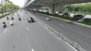 Đường Phạm Văn Đồng đang được triển khai lắp đặt hàng rào liên kết để phân làn ô-tô, xe máy.