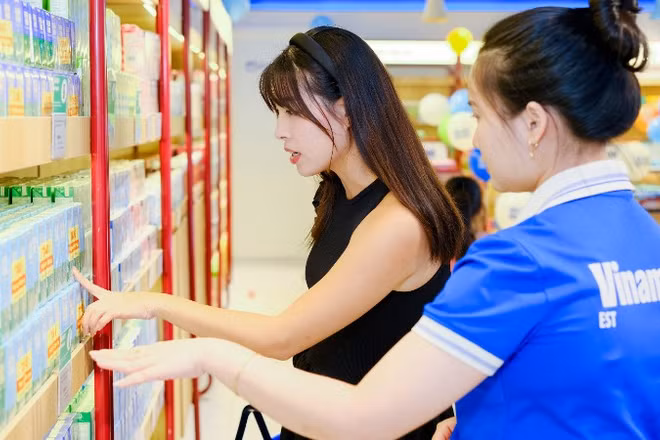 Vinamilk tăng trưởng doanh thu quý 3 tại thị trường trong nước nhờ tăng độ phủ cửa hàng, sản phẩm mới và đa dạng cách tiếp cận người tiêu dùng. (Ảnh: Vi Nam)