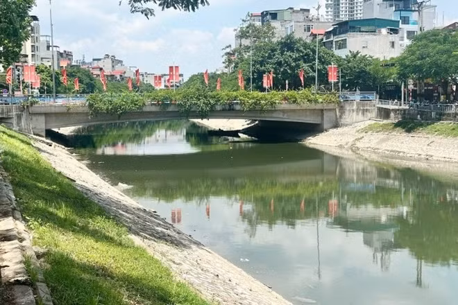 Sông Tô Lịch đã trong xanh trở lại sau khi được cải tạo, bổ cập nước từ Hồ Tây. (Ảnh chụp chiều ngày 5/9/2025)