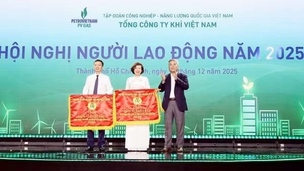 Đồng chí Đỗ Chí Thanh - Phó Tổng Giám đốc Petrovietnam trao cờ thi đua của Công đoàn Petrovietnam cho các tập thể của PV GAS.