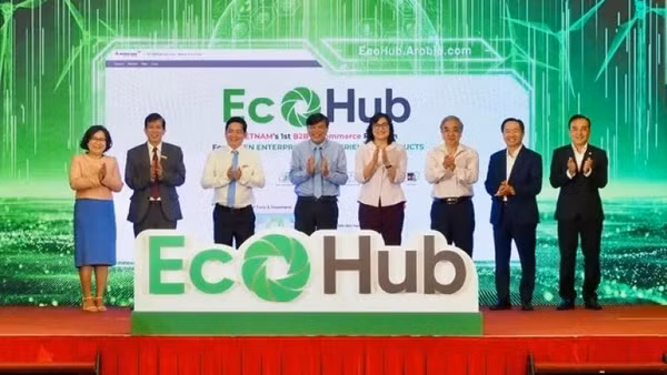 Các đại biểu tại Lễ ra mắt Sàn thương mại điện tử B2B “xanh” tại Việt Nam-EcoHub tại Thành phố Hồ Chí Minh.