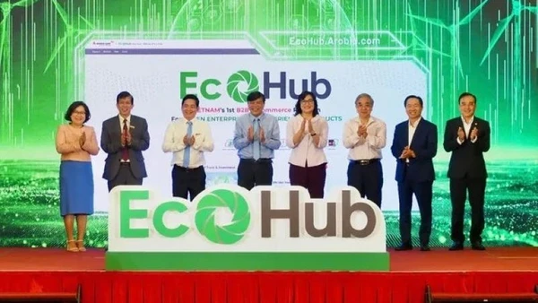 Các đại biểu tại Lễ ra mắt Sàn thương mại điện tử B2B “xanh” tại Việt Nam-EcoHub tại Thành phố Hồ Chí Minh.