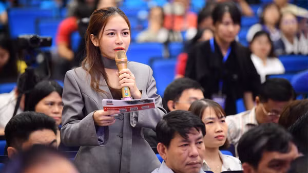 Hộ kinh doanh đặt câu hỏi cán bộ thuế tại Hội thảo “Hộ kinh doanh: Minh bạch dòng tiền, mở rộng cơ hội kinh doanh”.