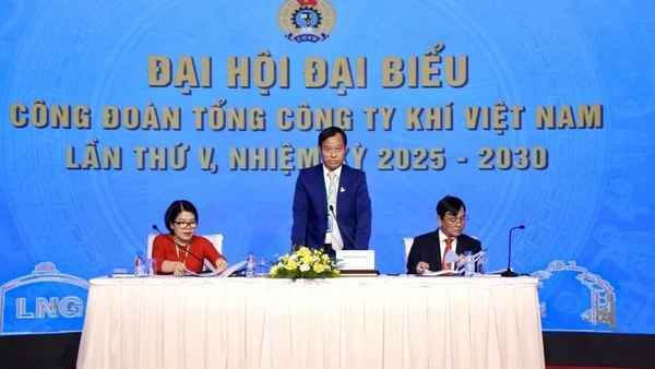 Đoàn Chủ tịch điều hành đại hội.