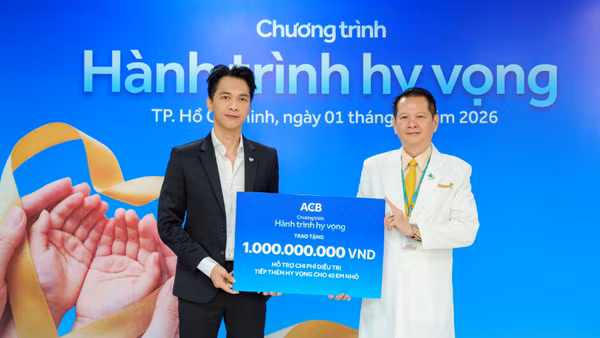 Đại diện ACB, Chủ tịch Trần Hùng Huy, trao tặng 1 tỷ đồng cho Phó Giáo sư, Tiến sĩ, bác sĩ Trương Quang Định, Giám đốc Bệnh viện Nhi đồng Thành phố Hồ Chí Minh.