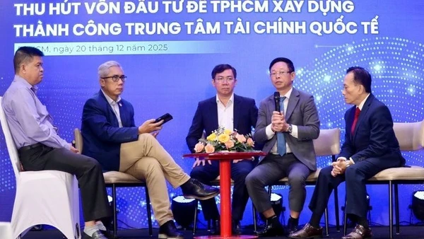 Quang cảnh tọa đàm tại Hội thảo “Thu hút vốn đầu tư để Thành phố Hồ Chí Minh xây dựng thành công Trung tâm Tài chính quốc tế”.