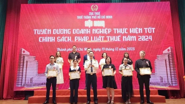 Ông Đoàn Minh Dũng, Trưởng Thuế Thành phố Hồ Chí Minh trao Giấy khen, tuyên dương doanh nghiệp tiêu biểu.