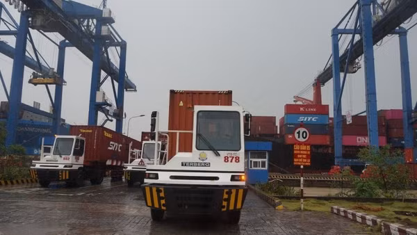 Vận chuyển hàng hóa xuất, nhập khẩu tại Cảng Cát Lái, Thành phố Hồ Chí Minh.