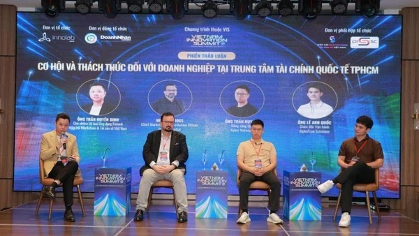 Các chuyên gia tham gia thảo luận “Cơ hội và thách thức cho doanh nghiệp tại Trung tâm tài chính quốc tế Thành phố Hồ Chí Minh”. 