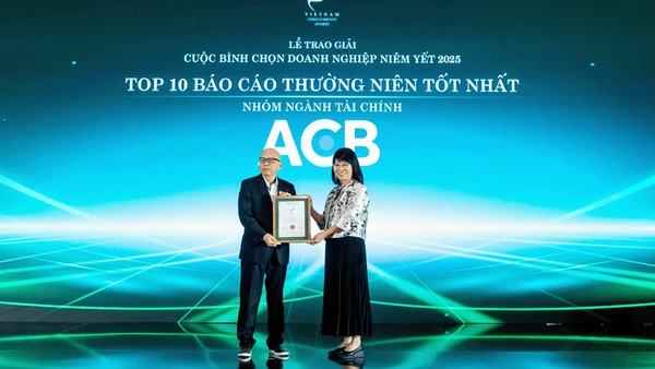 Ông Đàm Văn Tuấn, Phó Tổng Giám đốc ACB nhận giải thưởng tại VLCA 2025.