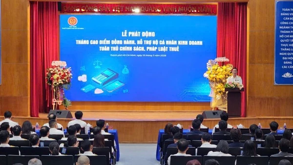 Quang cảnh Lễ phát động “Tháng cao điểm đồng hành, hỗ trợ hộ kinh doanh, cá nhân kinh doanh tuân thủ chính sách, pháp luật thuế”.