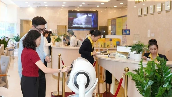 Khách hàng trải nghiệm thanh toán số tại Nam A Bank.