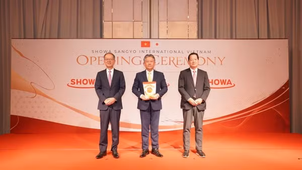 Lãnh đạo Công ty Trách nhiệm hữu hạn Showa Sangyo International Việt Nam giới thiệu sản phẩm bột chiên tempura Showa sản xuất tại Việt Nam.