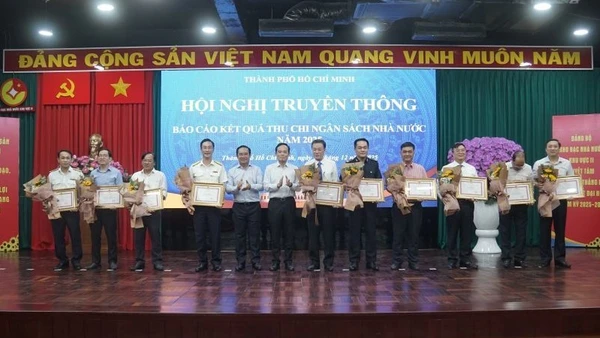Lãnh đạo Thành phố Hồ Chí Minh trao bằng khen cho các đơn vị có thành tích xuất sắc trong công tác thu ngân sách Nhà nước trên địa bàn Thành phố.