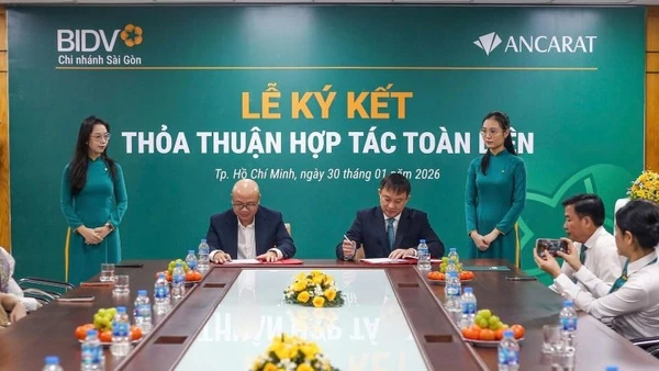 Đại diện ngân hàng BIDV và Công ty Ancarat ký kết hợp tác triển khai tính năng mua bán bạc trực tuyến trên ứng dụng ngân hàng số.