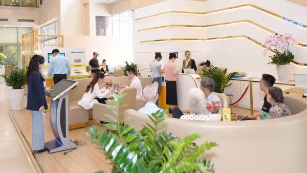 Khách hàng giao dịch tại Nam A Bank.