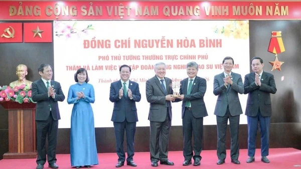 Ông Trần Công Kha, Bí thư Đảng ủy, Chủ tịch VRG tặng biểu trưng cây cao-su cho Phó Thủ tướng Thường trực Chính phủ Nguyễn Hòa Bình.
