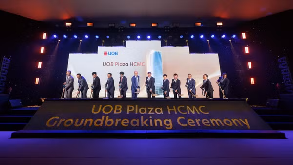 Các đại biểu thực hiện nghi thức khởi công xây dựng tòa tháp văn phòng UOB Plaza tại Thành phố Hồ Chí Minh.