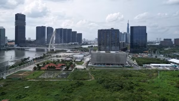 Tập trung tháo gỡ vướng mắc thủ tục, Thành phố Hồ Chí Minh gia tăng nguồn thu từ đất. Ảnh: THẾ ANH