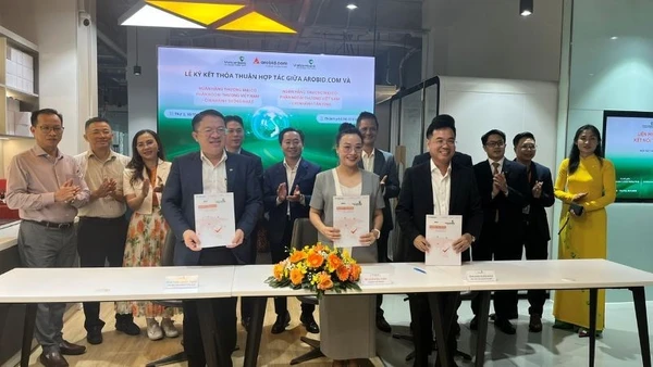 Đại diện lãnh đạo Arobid và Vietcombank), Chi nhánh Thống Nhất và Chi nhánh Tân Bình ký kết thỏa thuận hợp tác chiến lược với chủ đề “Liên minh doanh nghiệp số - Kết nối thịnh vượng Việt Nam".