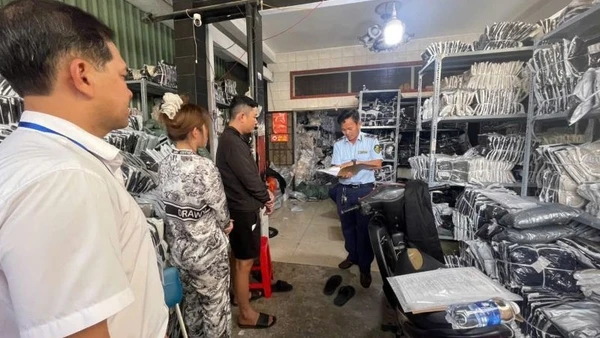 Lực lượng quản lý thị trường tạm giữ toàn bộ số hàng hóa vi phạm.