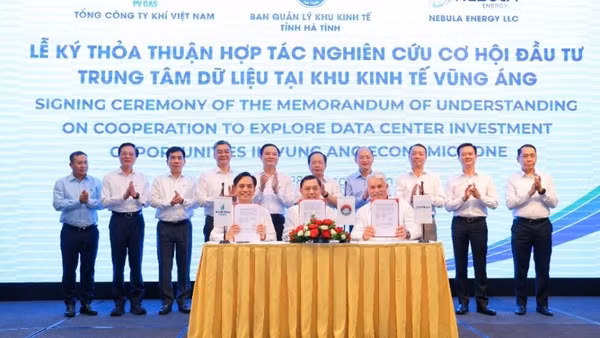 Đại diện PV GAS, Ban Quản lý Khu kinh tế tỉnh Hà Tĩnh và Nebula Energy ký thỏa thuận hợp tác. 