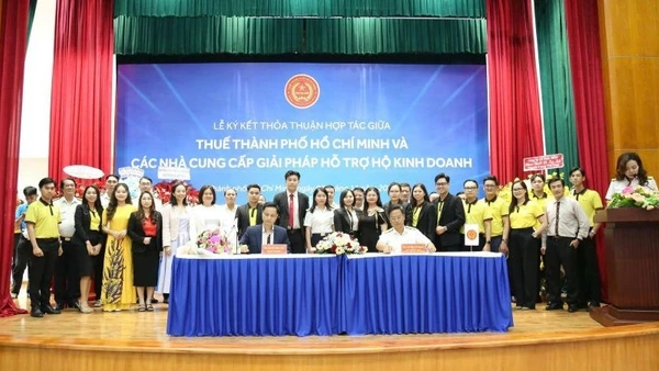 Đại diện lãnh đạo Thuế Thành phố Hồ Chí Minh ký kết với Công ty cổ phần MISA.