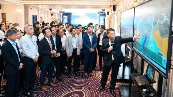 Các đại biểu tham quan quy hoạch khu thương mại tự do tại Thành phố Hồ Chí Minh. (Ảnh: TT)