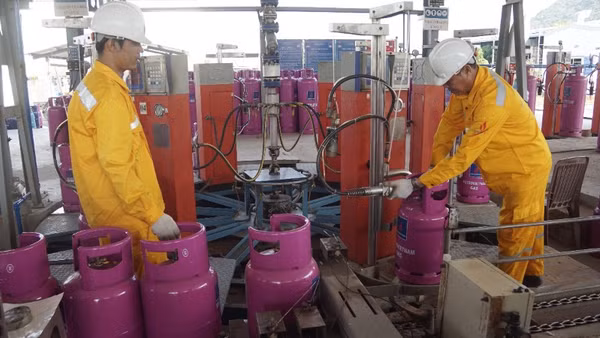 Công nhân chiết nạp gas tại Công ty cổ phần Kinh doanh LPG Việt Nam.