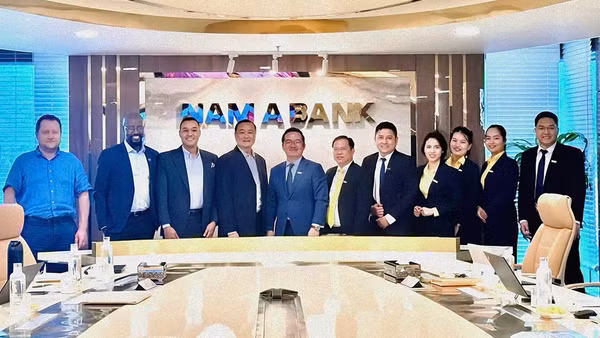 Ban lãnh đạo BlueOrchard và Nam A Bank cùng nhau thảo luận các chương trình hợp tác.